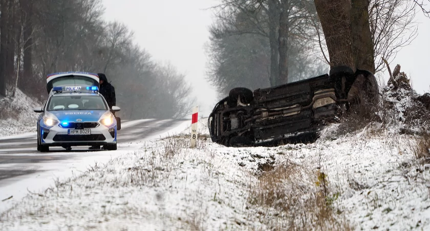 Tajemnicza amnezja uczestników dachowania pod Kisielnicą. Kto prowadził opla? [FOTO]