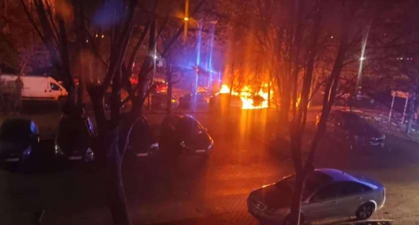 Nocny pożar na parkingu. Paliły się dwa samochody [FOTO]