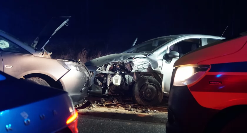 Wypadek pod Łomżą. Kierowca osobówki zbiegł z miejsca zdarzenia [FOTO]