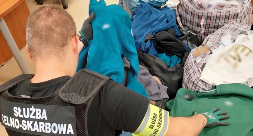 Podrobiona odzież na jednym z targowisk w regionie [FOTO]
