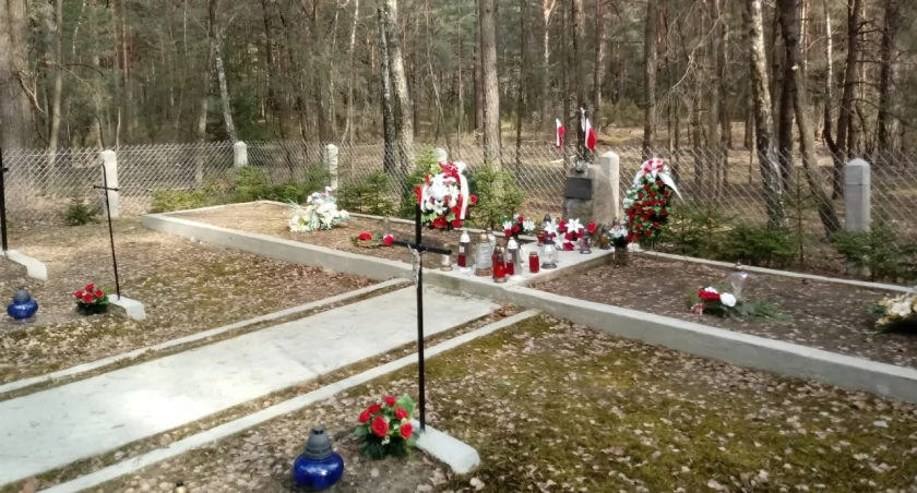 Zabytkowy cmentarz wojenny w Czartorii przejdzie remont. Podpisano już umowę [FOTO]