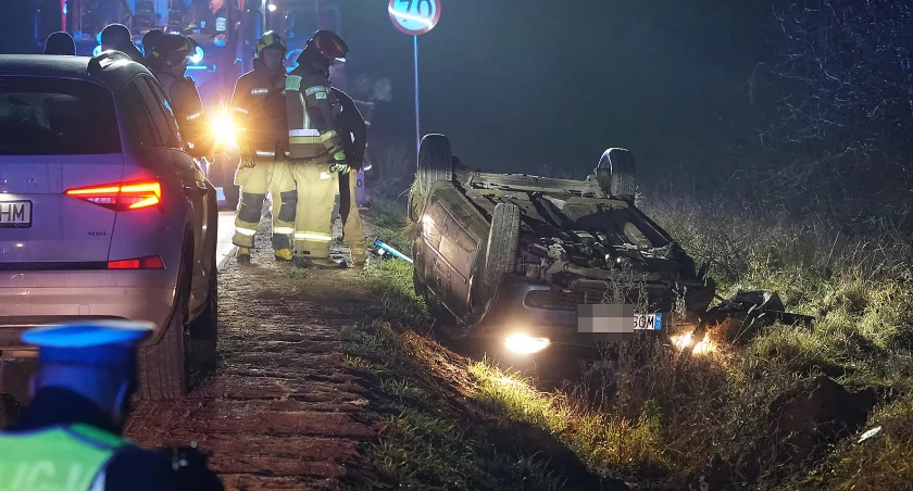Dachowanie opla na trasie Łomża–Śniadowo. Plaga kierowców-zbiegów? [FOTO]