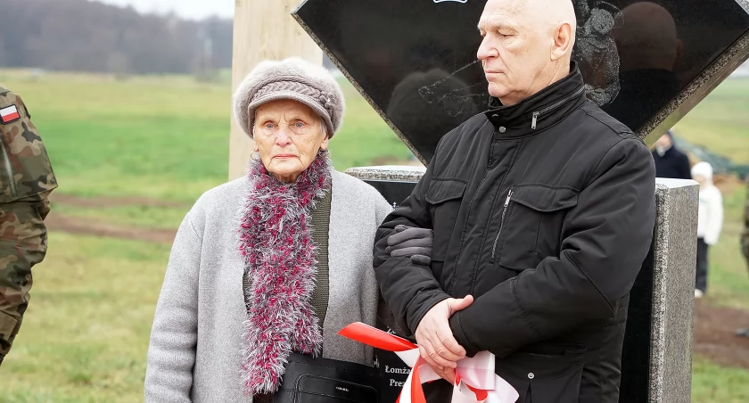 Tragiczna historia Żebrowskich. 92-letnia Teresa Sosnowska z Australii odsłoniła w Mężeninie pomnik swojego ojca i brata [VIDEO i FOTO]