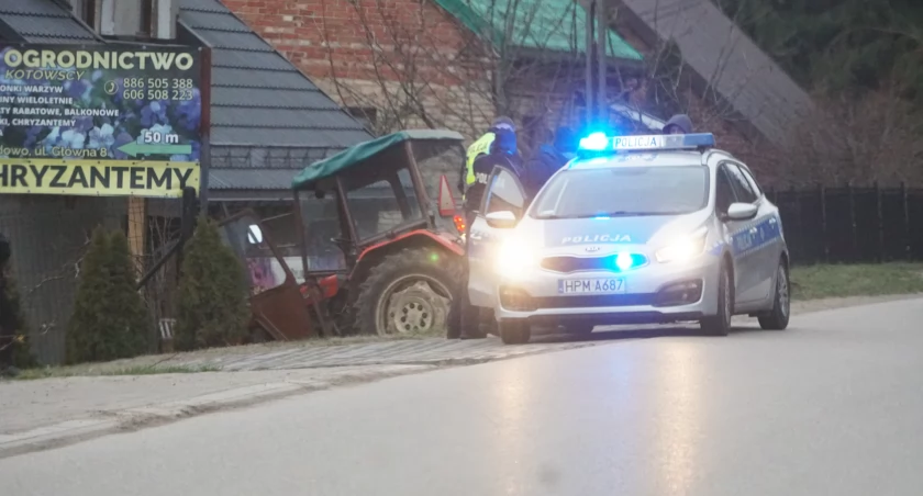 Pijany 73-latek wjechał ciągnikiem w ogrodzenie, jadąc po piwo