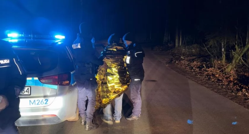 Policyjny pies tropiący odnalazł zaginionego 58-latka. Mężczyzna mocno wyziębiony trafił pod opiekę ratowników [FOTO]