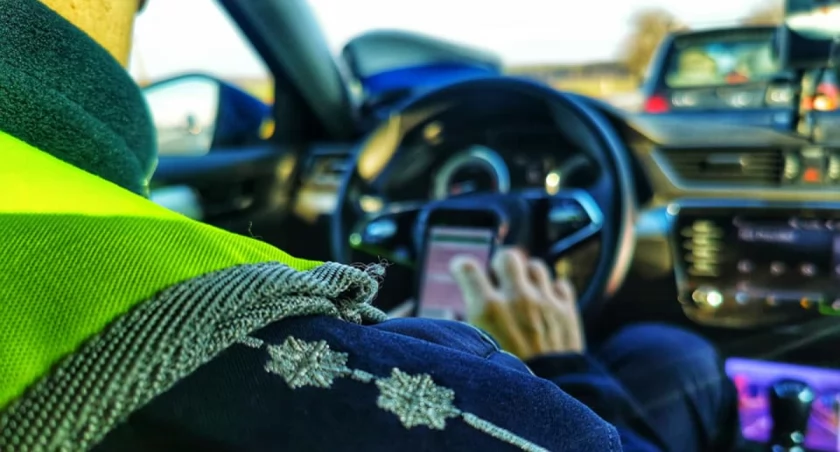 Policja zatrzymała dwóch nieodpowiedzialnych kierowców - jechali bez uprawnień 
