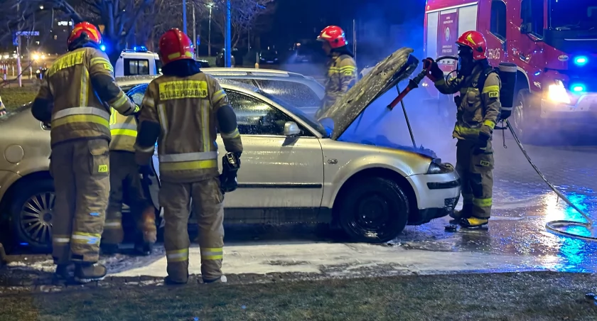 Passat w ogniu na parkingu galerii handlowej [FOTO]