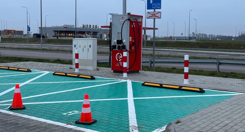 Szybkie ładowarki samochodowe na MOP-ach w Chomentowie [FOTO]