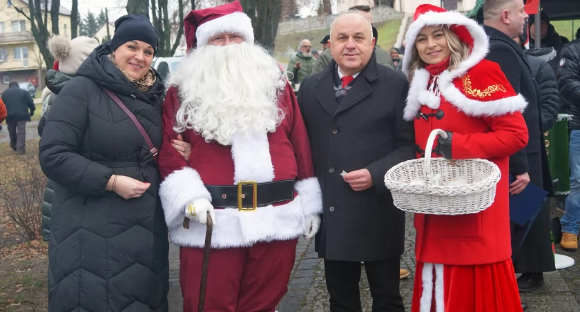 Wspólna wigilia pod kościołem w Piątnicy [FOTO]