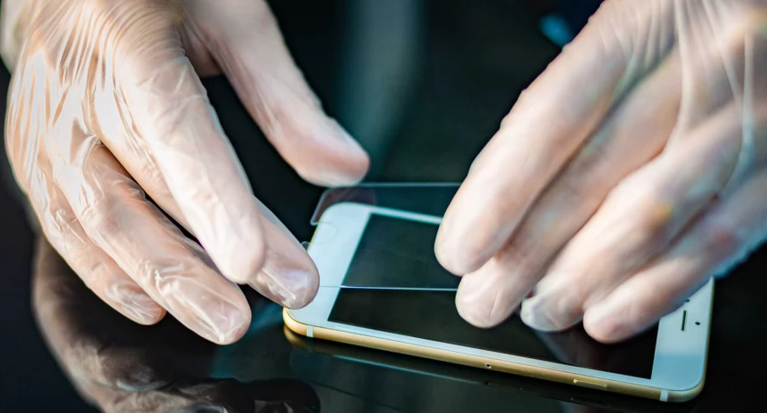 Wybór szkła hartowanego do iPhone – porównanie najlepszych opcji na rynku
