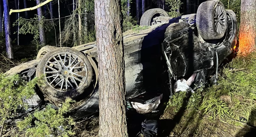 Nocne dachowanie porsche na trasie Łomża - Łyse [FOTO]