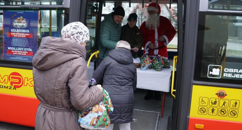 Wigilijny przedpołudnie pełne dobroci: Łomżyńskie autobusy pełne świątecznych paczek dla potrzebujących [VIDEO i FOTO]