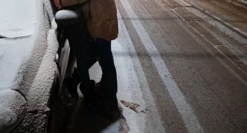 Śliska noc w regionie: Spodziewane opady marznącego deszczu