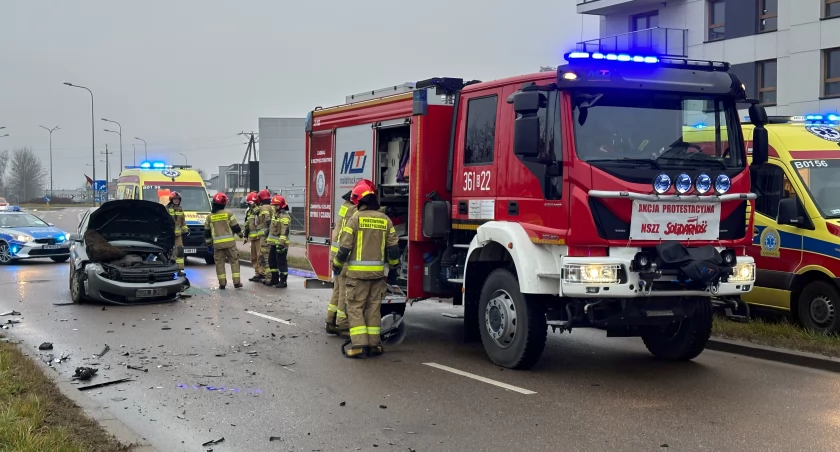 Ul. Akademicka nieprzejezdna: Zakleszczoną w aucie kobietę ratowali strażacy! [FOTO]