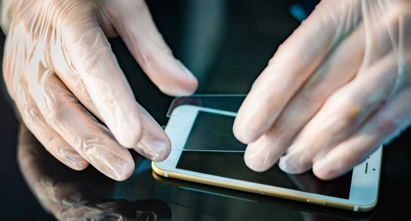Wybór szkła hartowanego do iPhone – porównanie najlepszych opcji na rynku