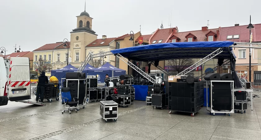 Sylwester w Łomży z muzyką i gwiazdami! Na Starym Rynku już montują scenę, na której wystąpi Sławomir [FOTO]