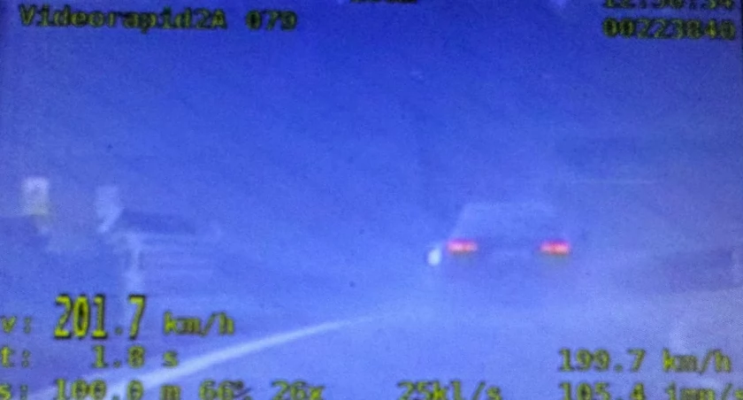 5 tysięcy mandatu i 15 punktów karnych. Mężczyzna pędził 201km/h 
