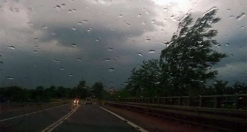 Dziś w nocy znowu mocniej zawieje. IMGW ostrzega przed silnym wiatrem