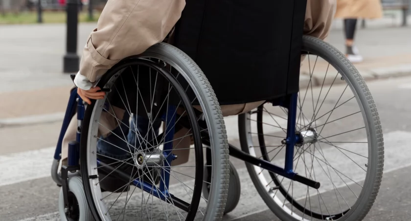 Kto ma prawo do dodatku dopełniającego do renty socjalnej z urzędu, a kto musi złożyć wniosek o jego przyznanie?