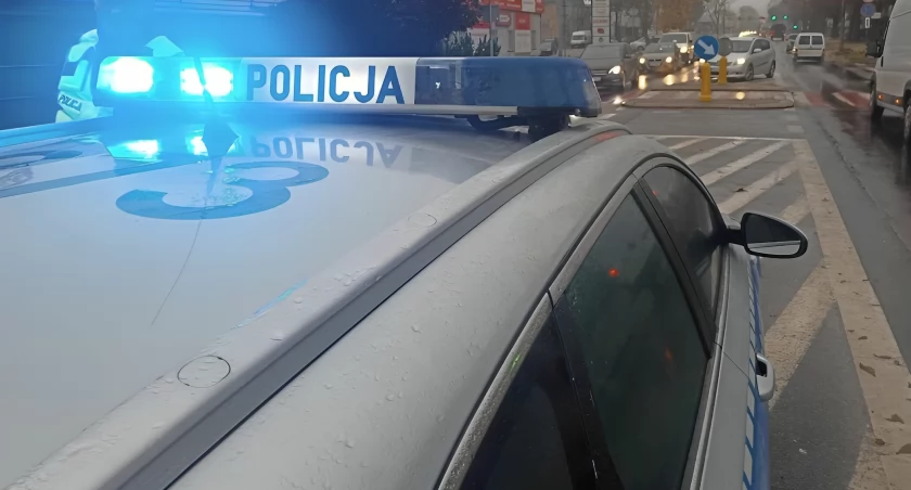 Pijany mężczyzna przeprowadzał dzieci przez przejście. Policja ustala, czy miał uprawnienia