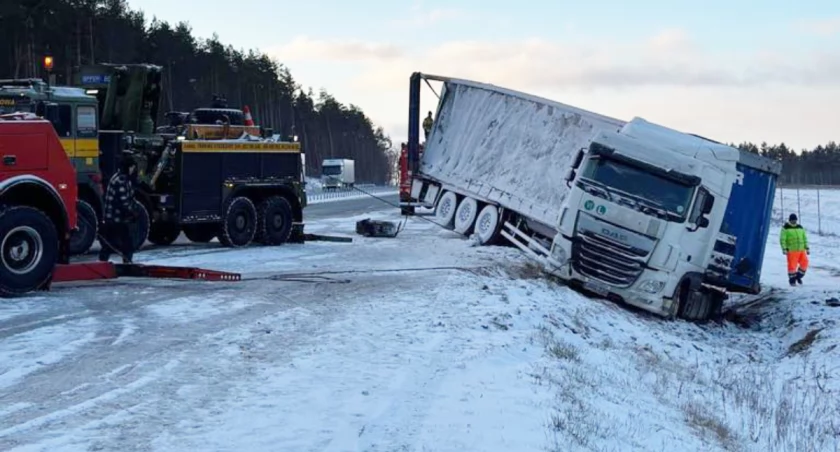 Sobotni poranek pod znakiem zimy: Śliskie drogi i problemy na S61 [VIDEO i FOTO]