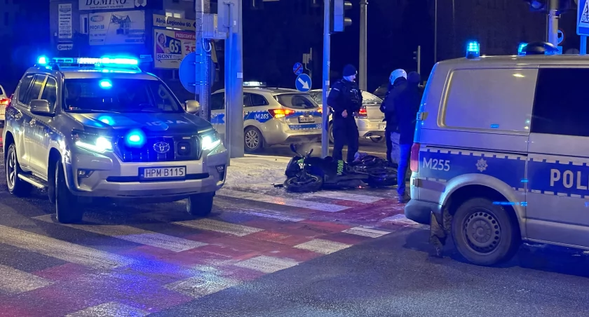 Zderzenie motocykla z samochodem osobowym na skrzyżowaniu w Łomży [FOTO]