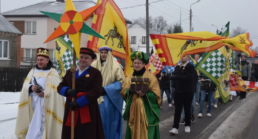 Barwny Orszak Trzech Króli – Tradycja, Wspólnota i Radość Świętowania w gminie Zbójna [FOTO]