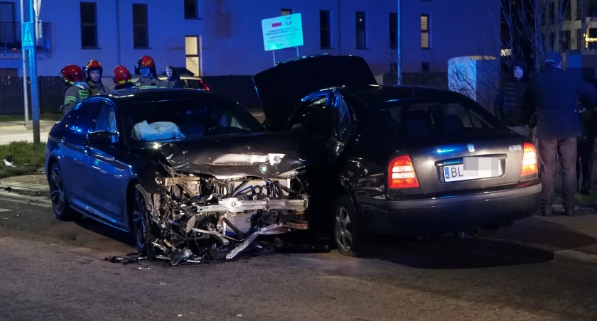 Dwie osoby w szpitalu po zderzeniu dwóch aut na osiedlu w Łomży [FOTO]