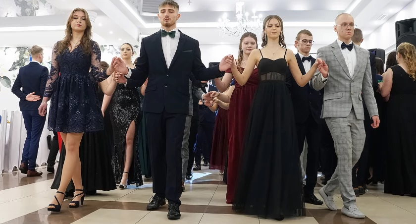  Studniówka uczniów z Marianowa w blasku tradycji i radości. Zatańczyli poloneza w obecności wiceministra [VIDEO i FOTO]
