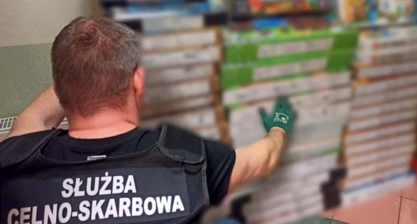Łomżyńska KAS w akcji! Funkcjonariusze zabezpieczyli pół tysiąca podróbek [FOTO]