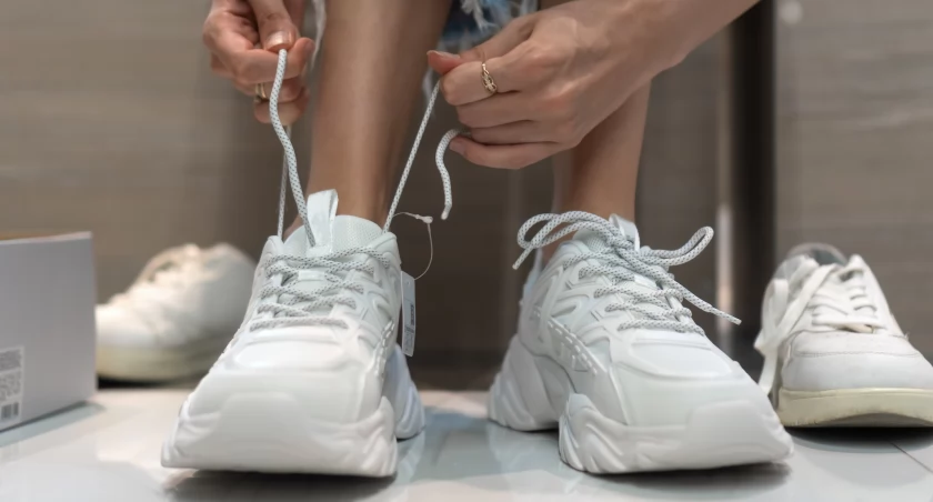 Najlepsze białe sneakersy 2025: ponadczasowe modele, które musisz mieć!