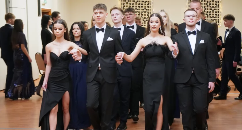 Studniówka w Szkołach Katolickich w Łomży: Elegancja, tradycja i emocje na 100 dni przed maturą [VIDEO i FOTO]