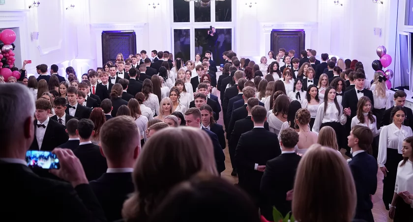 Łomżyńska tradycja w najlepszym wydaniu! Studniówka 2025 w I LO [VIDEO i FOTO]