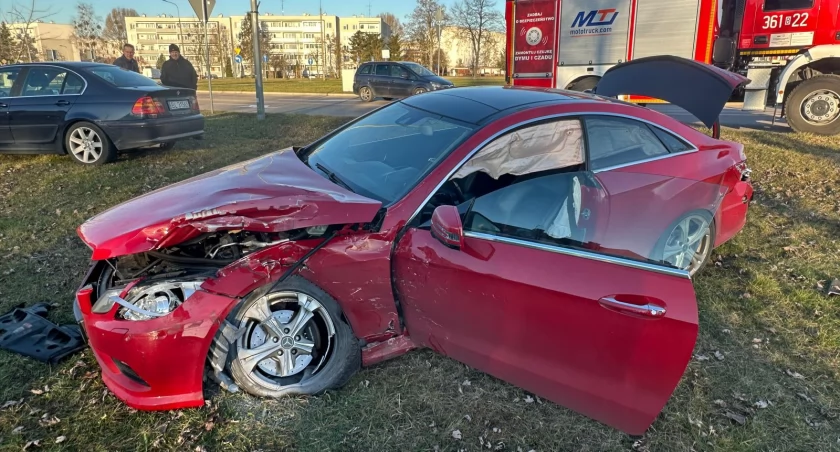 Mercedes zderzył się z ciężarówką. Groźna kolizja przy wjeździe do miasta [FOTO]