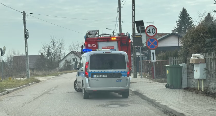 Strażacy pomogli matce zatrzaśniętej na balkonie