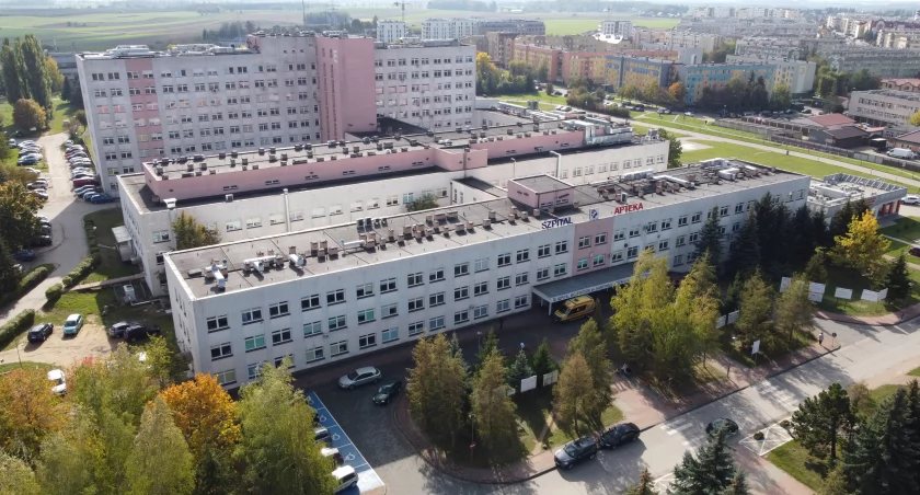 Kompetencje czy polityka? Siedmiu kandydatów na dyrektora szpitala w Łomży