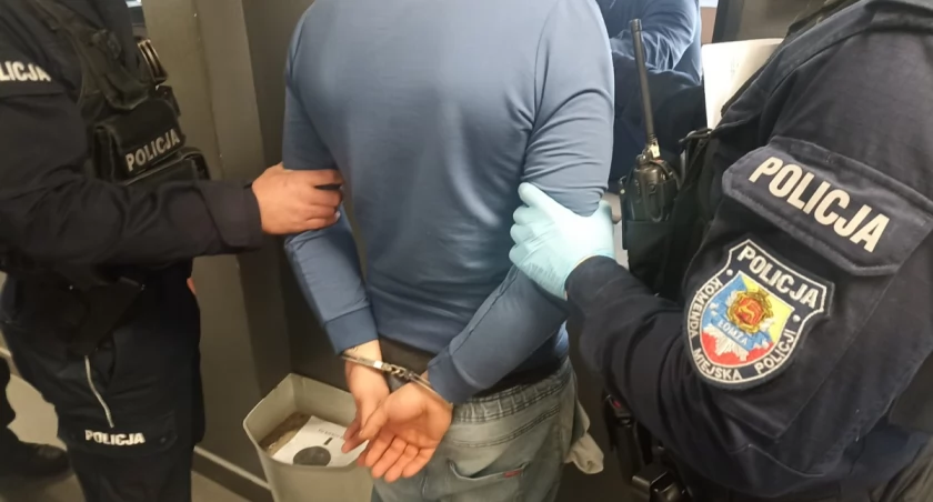 Rozmowa z policjantami przypomniała mu, że jest poszukiwany