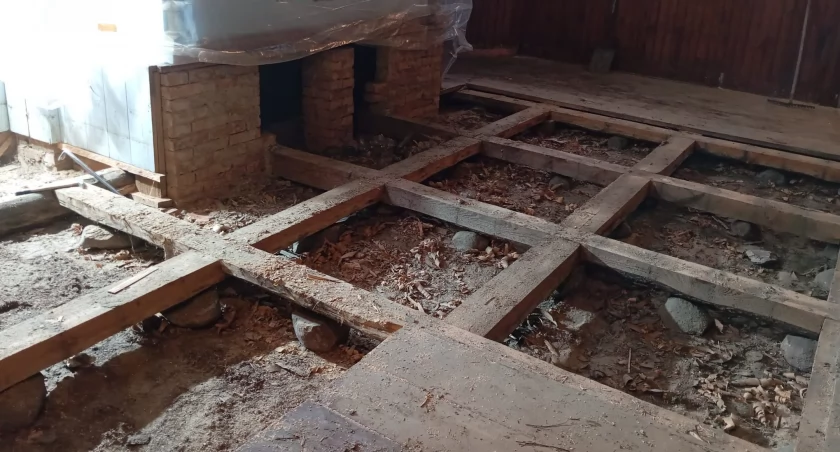 Trwa remont podłogi w kościele w Kuziach [FOTO]