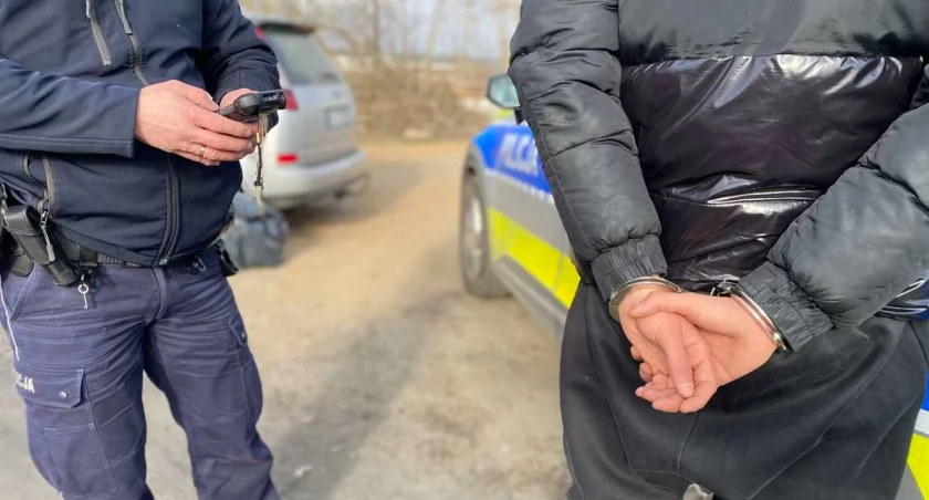 Bez uprawnień za to z nielegalnymi papierosami i alkoholem