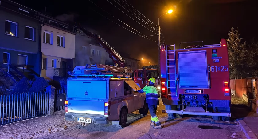 Nocny pożar domu w Łomży. Ewakuacja i ponad dziesięć jednostek straży w akcji [FOTO]