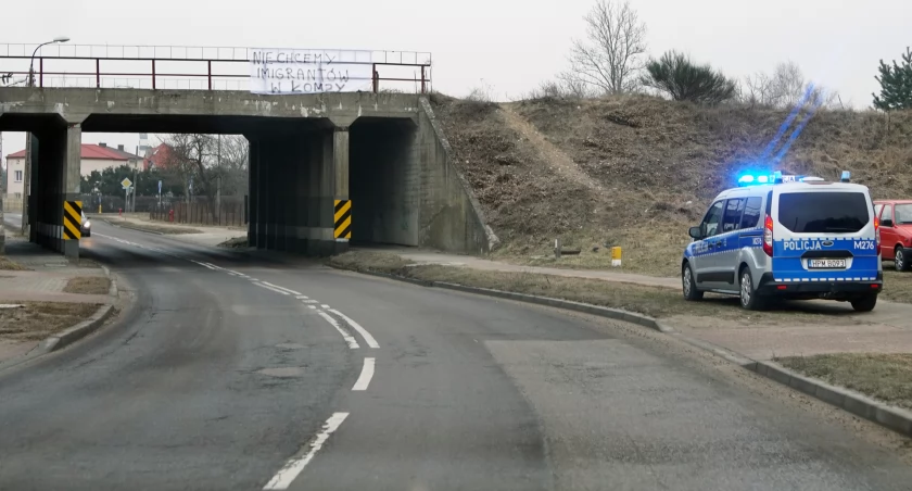 Kontrowersyjny baner w Łomży