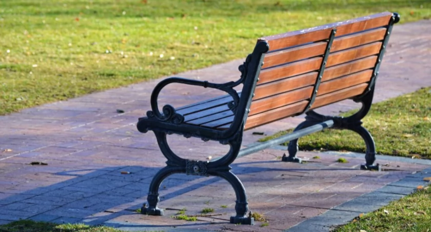 Ławki ogrodowe do małego ogrodu – jak wybrać i gdzie postawić?