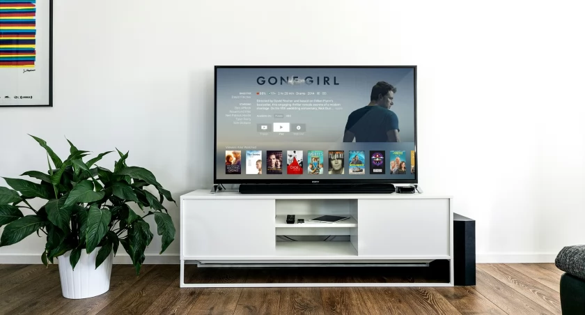Stylowe meble RTV – jak wybrać szafkę pod telewizor do nowoczesnego salonu?