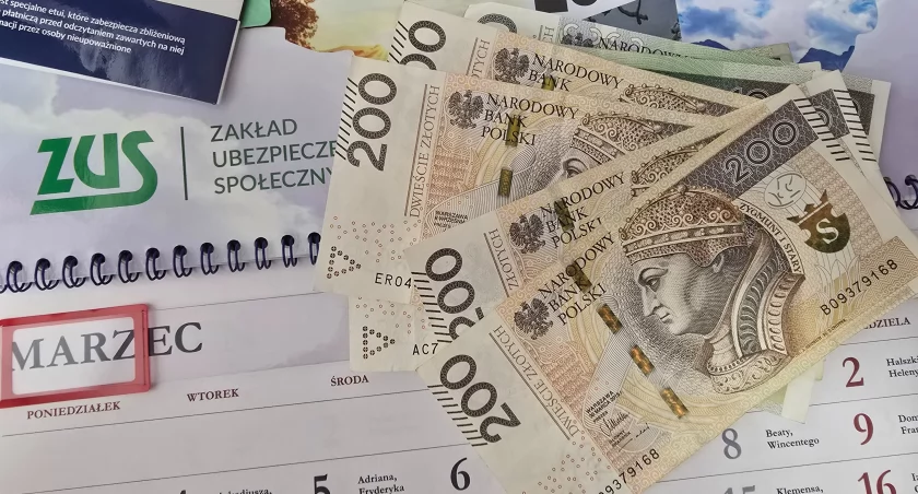 Terminarz wypłat  zwaloryzowanych świadczeń z ZUS-u. Niektórzy emeryci i renciści  otrzymają je wcześniej niż zazwyczaj.
