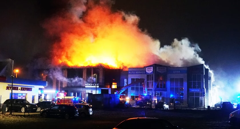 Wielki pożar w Łomży. Płonie Garage Grill & Bar oraz NeroHome [VIDEO i FOTO]