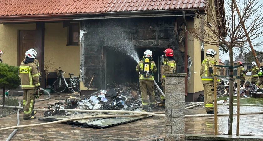 Pożar w garażu przy domu jednorodzinnym [FOTO]