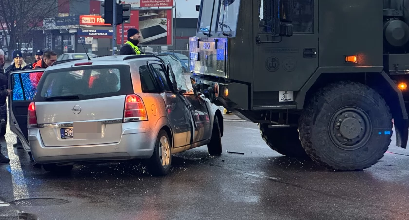 Zderzenie osobówki z wojskową ciężarówką. Kobieta w szpitalu [FOTO]