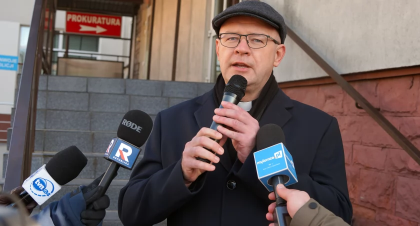 Ksiądz Radosław Kubeł usłyszał zarzuty. Grozi mu do ośmiu lat pozbawienia wolności [VIDEO i FOTO]