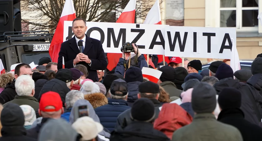 Tłumy na Starym Rynku w Łomży. Nawrocki: 