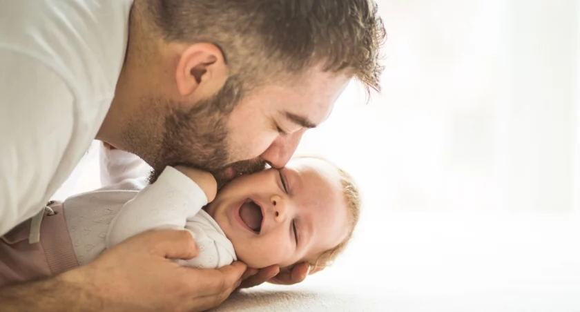 Liczba ojców na urlopie rodzicielskim rośnie – efekty dyrektywy work-life balance